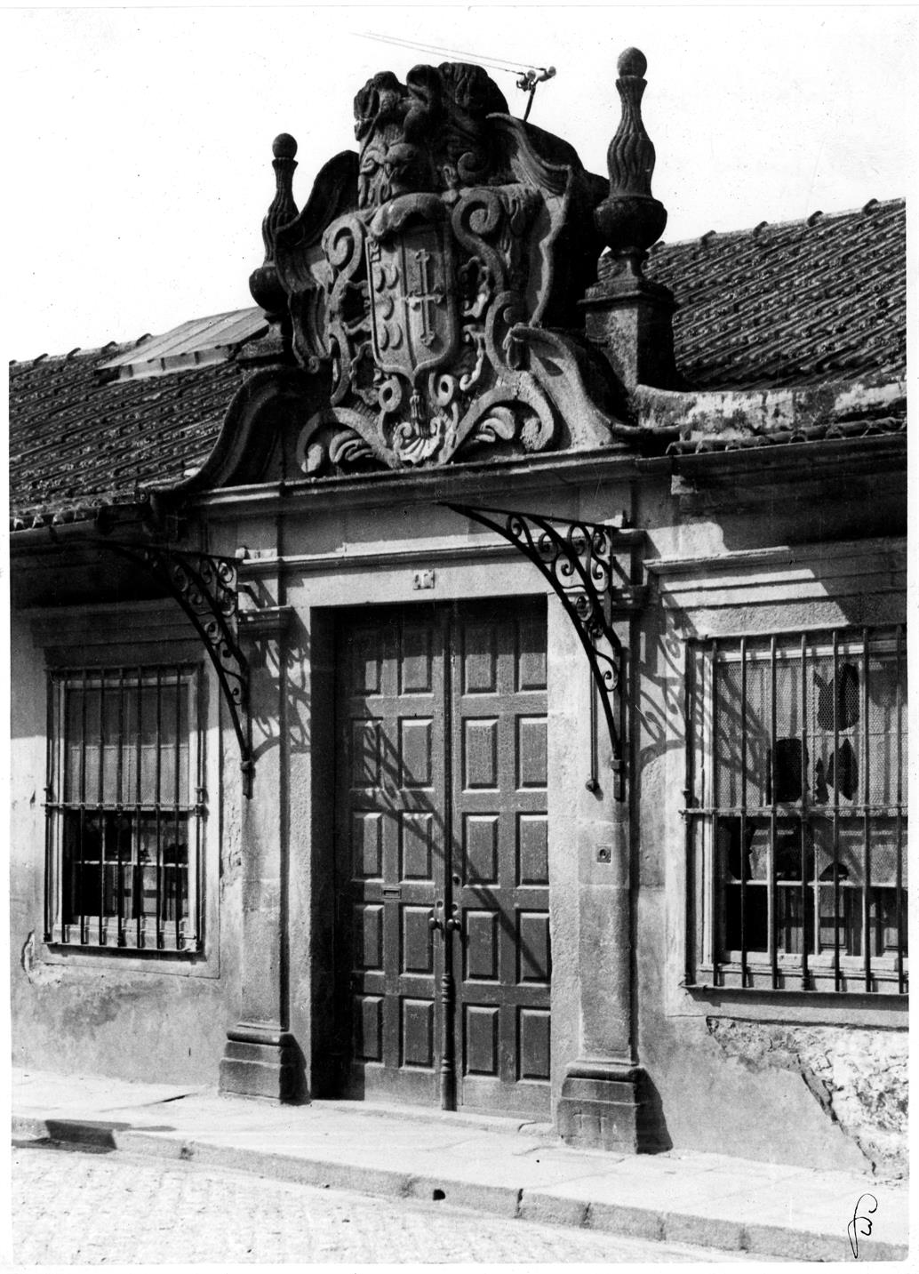 Aspectos arqueológicos e artísticos da cidade do Porto : porta da rua de Azevedo de Albuquerque