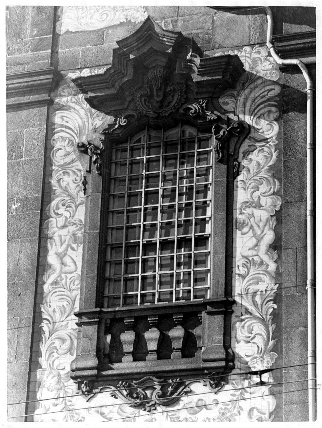 Aspectos arqueológicos e artísticos da cidade do Porto : pormenor da fachada da Igreja dos Terceiros do Carmo