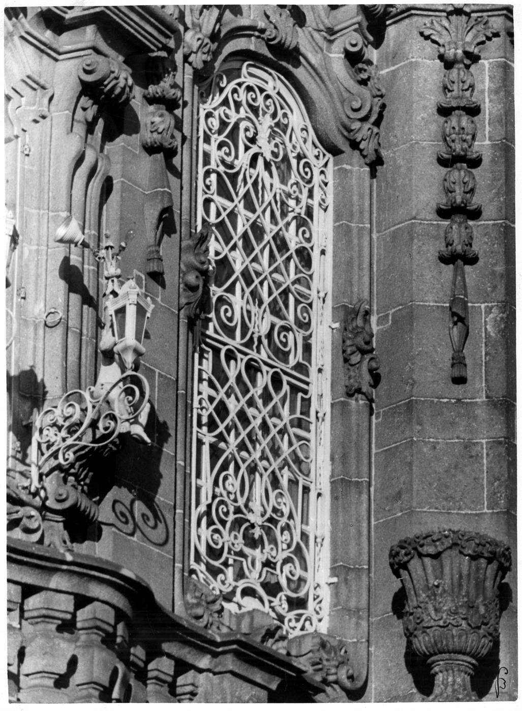 Aspectos arqueológicos e artísticos da cidade do Porto : pormenor da fachada da Igreja dos Terceiros do Carmo
