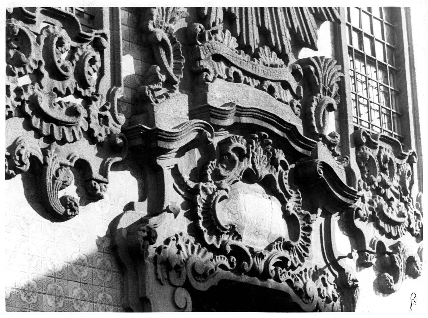 Aspectos arqueológicos e artísticos da cidade do Porto : pormenor da fachada da igreja da Ordem do Terço