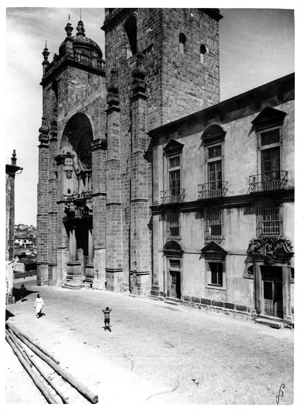 Aspectos arqueológicos e artísticos da cidade do Porto : fachada principal da Sé
