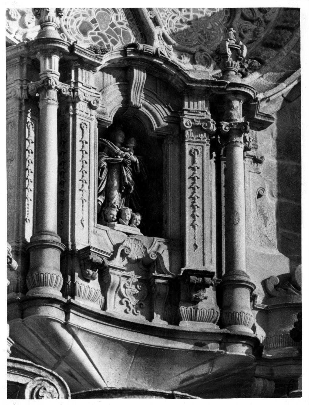 Aspectos arqueológicos e artísticos da cidade do Porto : pormenor da fachada da Sé