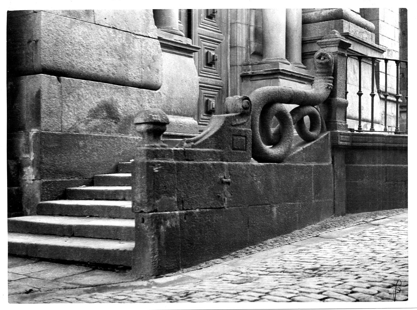 Aspectos arqueológicos e artísticos da cidade do Porto : escadas de acesso à porta principal da Sé