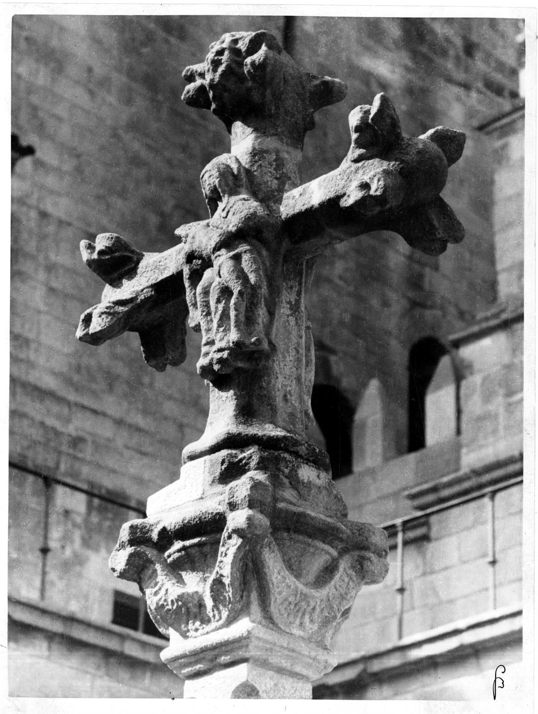 Aspectos arqueológicos e artísticos da cidade do Porto : pormenor do cruzeiro do claustro da Sé
