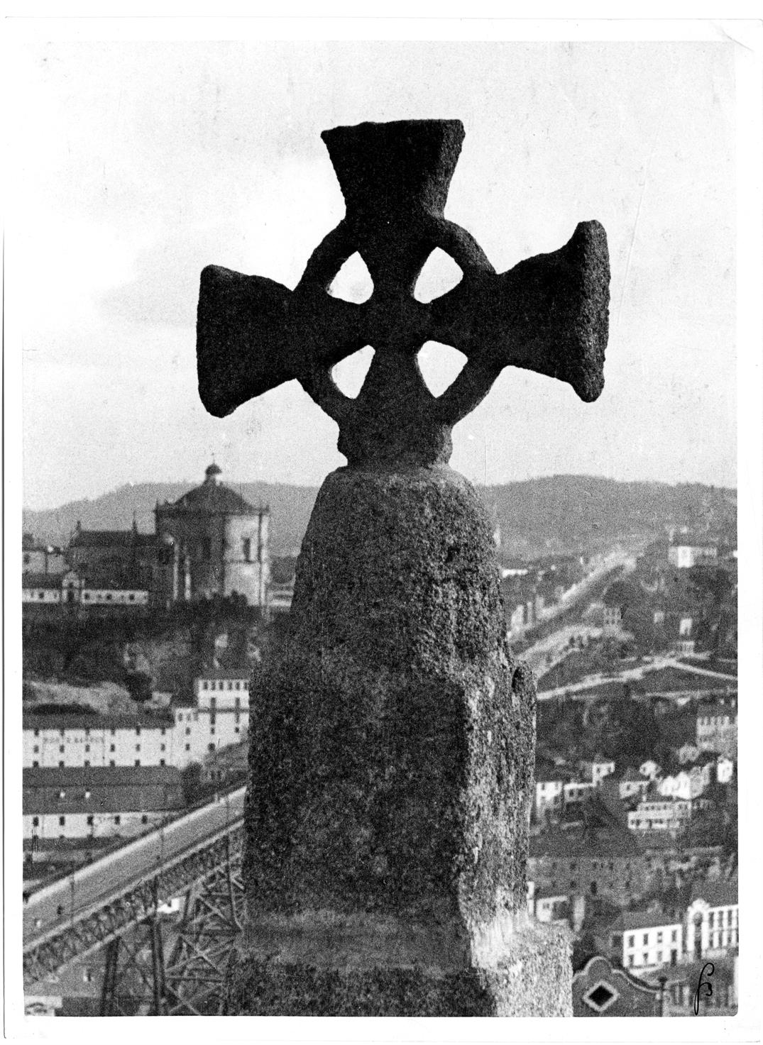Aspectos arqueológicos e artísticos da cidade do Porto : cruz terminal da empena sul da nave cruzeira da Sé