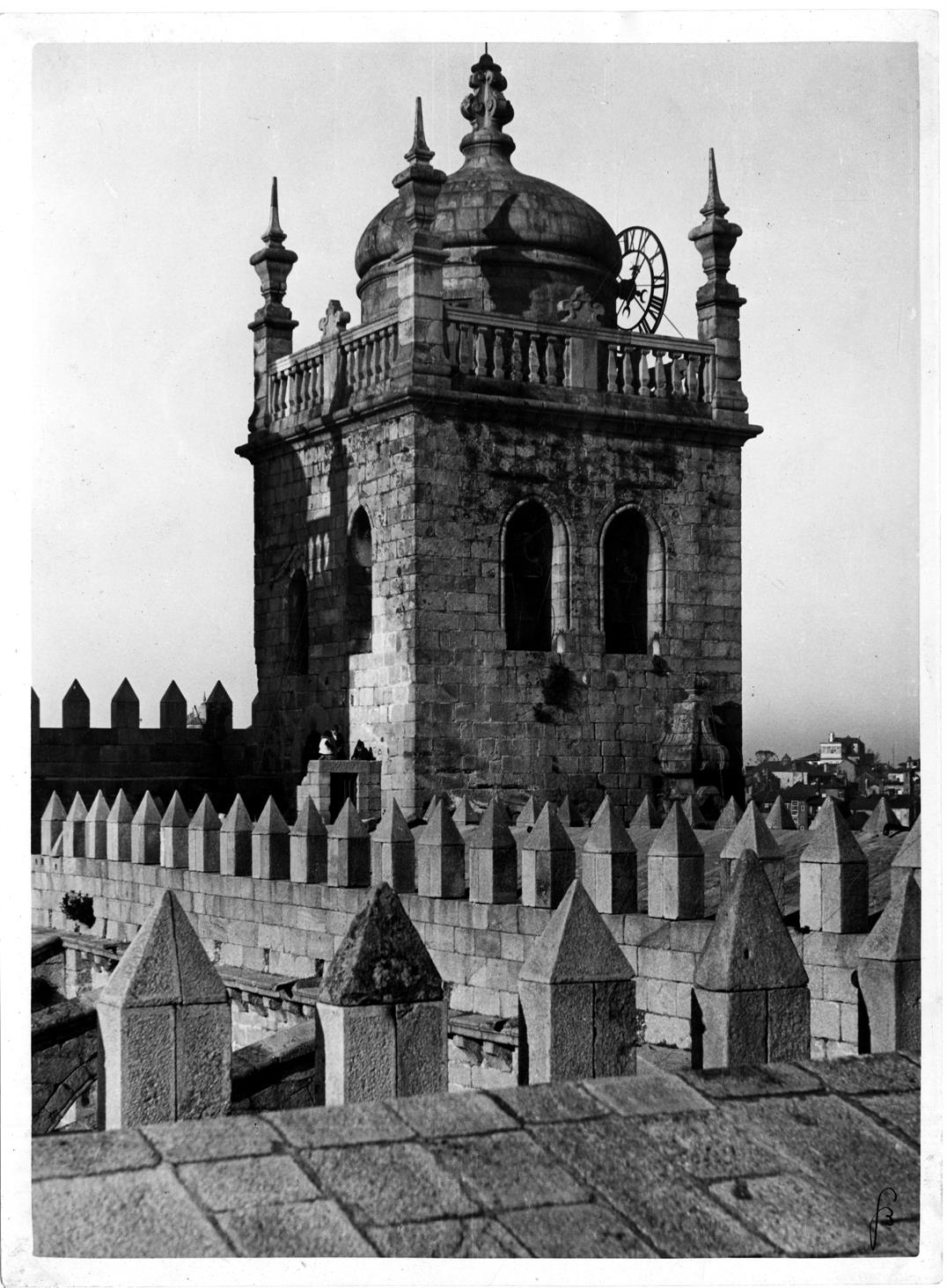Aspectos arqueológicos e artísticos da cidade do Porto : torre norte da Sé
