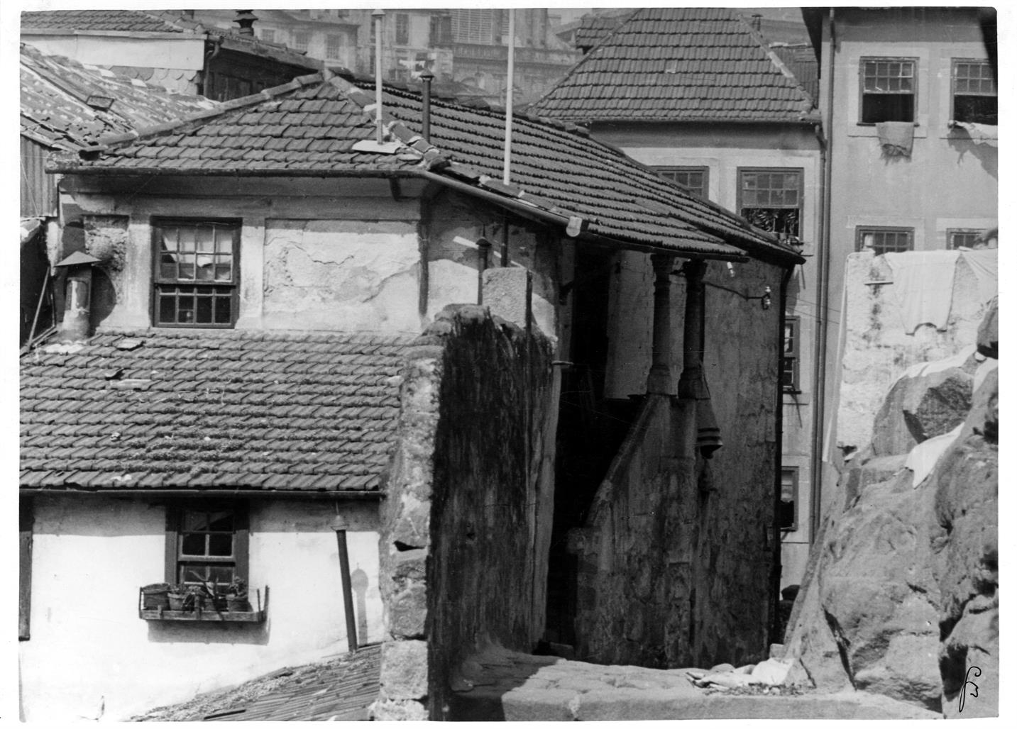 Aspectos arqueológicos e artísticos da cidade do Porto : uma casa da rua da Pena Ventosa