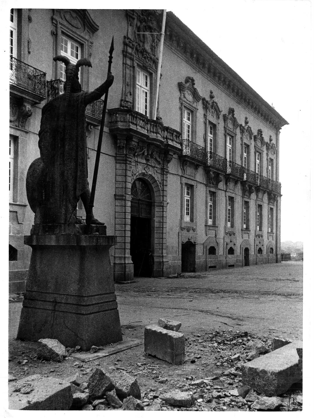 Aspectos arqueológicos e artísticos da cidade do Porto : aspecto antigo do Paço Episcopal
