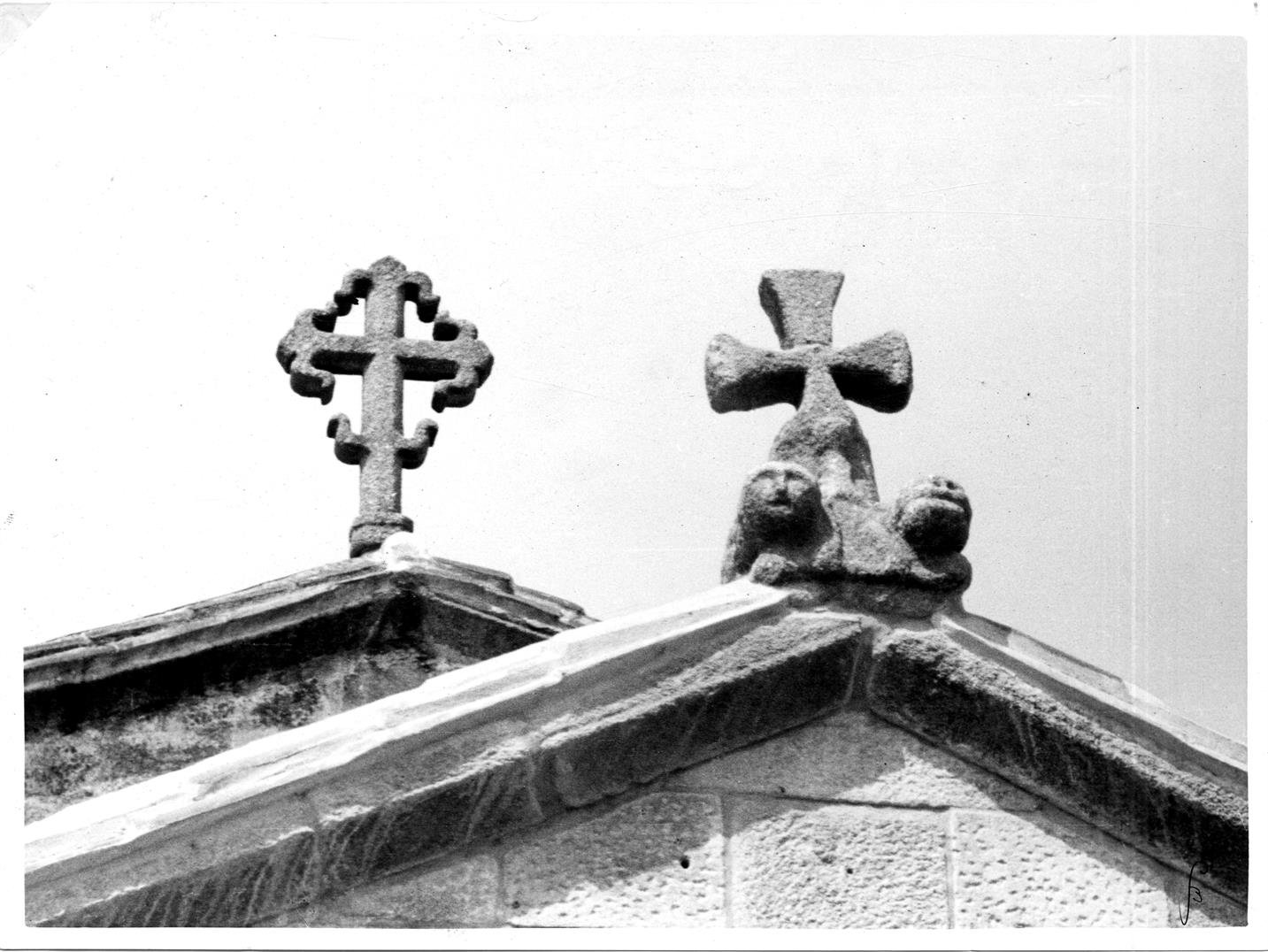 Aspectos arqueológicos e artísticos da cidade do Porto : cruzes terminais da igreja de Cedofeita