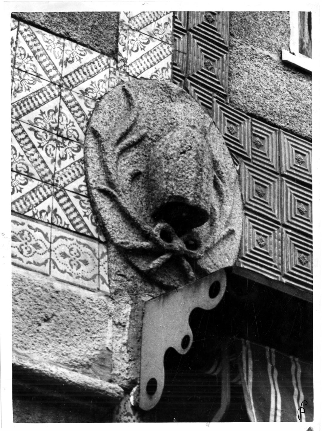 Aspectos arqueológicos e artísticos da cidade do Porto : mitra na fachada da casa n.º 792 da rua de Fernandes Tomás