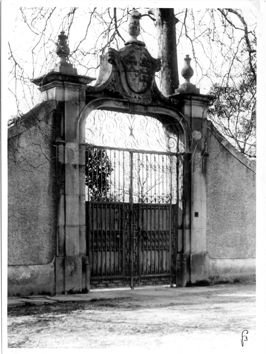 Aspectos arqueológicos e artísticos da cidade do Porto : portão da rua de Entre-Campos