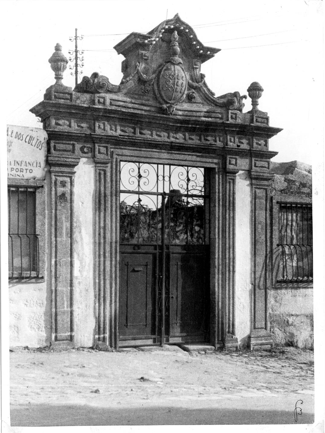 Aspectos arqueológicos e artísticos da cidade do Porto : portão na Rua do Melo