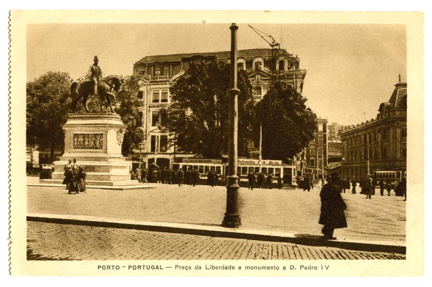 Porto: Portugal: Praça da Liberdade e monumento