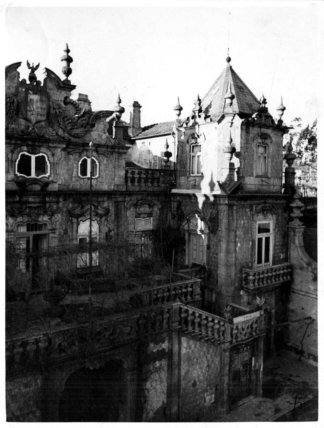 Aspectos arqueológicos e artísticos da cidade do Porto : fachada nascente do Palácio do Freixo