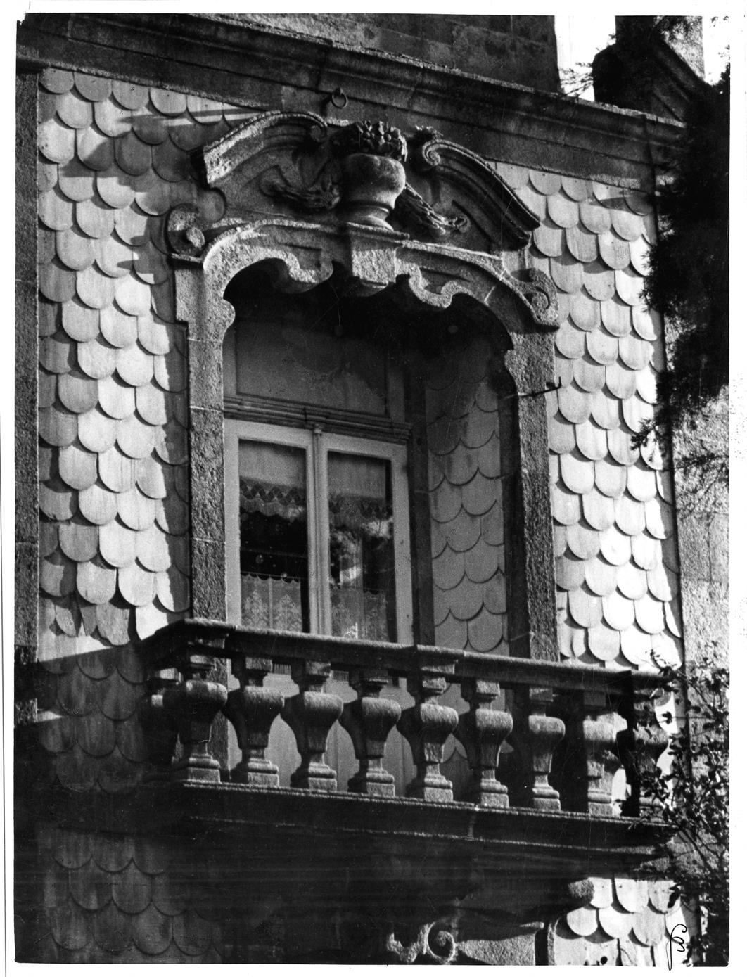 Aspectos arqueológicos e artísticos da cidade do Porto : janela do Palácio do Freixo