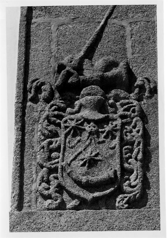 As pedras de armas do Porto : antigo Farol da Luz, em São João da Foz do Douro