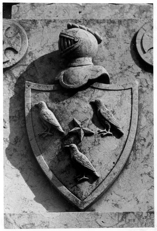 As pedras de armas do Porto : Cemitério de Agramonte : jazigo de Roberto Van Zeller, século XIX