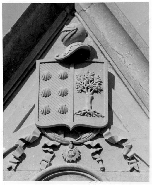 As pedras de armas do Porto : Cemitério de Agramonte : jazigo da família de Agostinho José Vieira, século XIX
