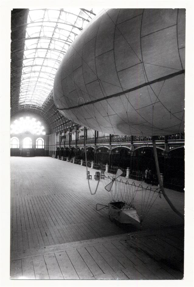 Um dirigível na nave central do Palácio de Cristal