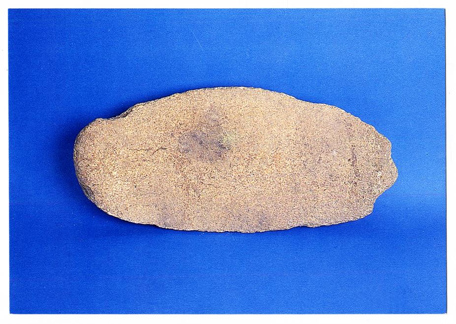 Escavações arqueológicas na Rua Dom Hugo, n.° 5 (Sé) : dormente de mó oblonga : granito : séc. II-I a. C.