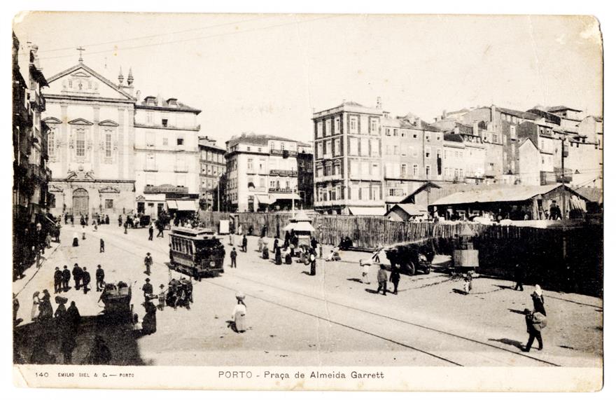 Porto : Praça Almeida Garrett