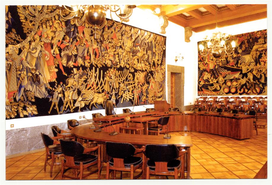 Sala de sessões, vendo-se duas tapeçarias de Guilherme Camarinha : Hino em Louvor, Honra e Glória da Cidade do Porto e A Faina do Douro