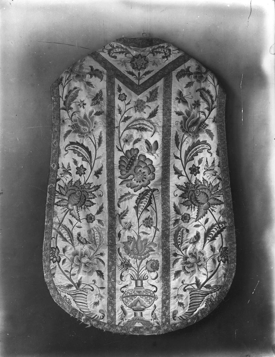 Casula de seda estilo indiano, bordada a matiz : Séc. XVII : Colégio dos Orfãos