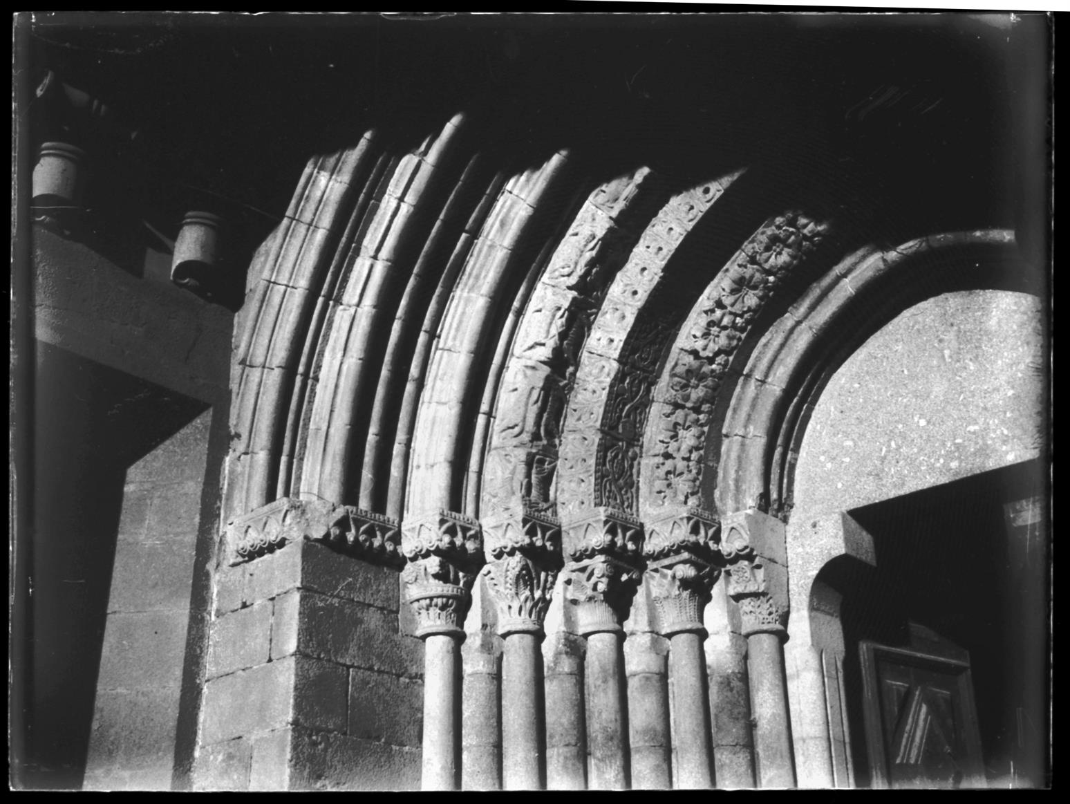 Mosteiro de Pombeiro : capitéis do portal principal
