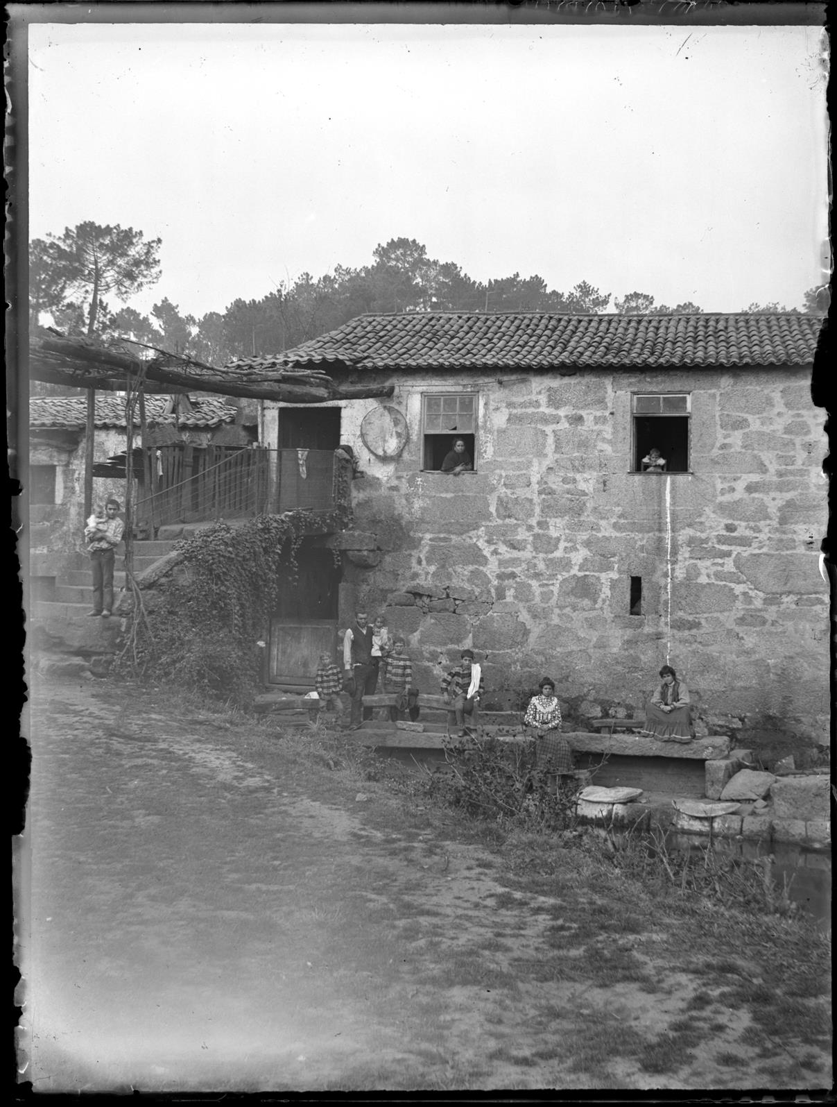 Uma família em frente a uma casa de lavoura