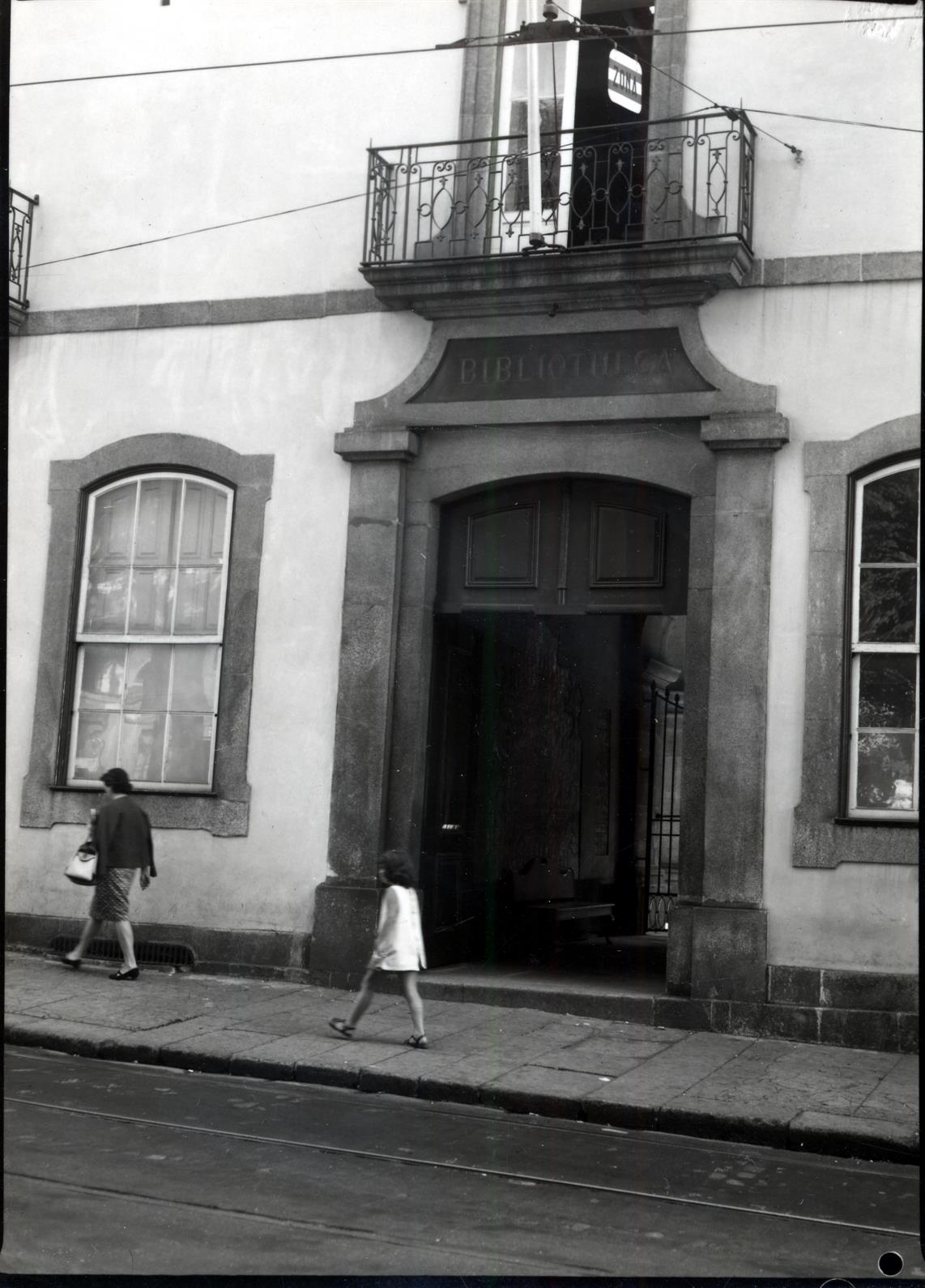 Entrada principal da Biblioteca Pública Municipal do Porto