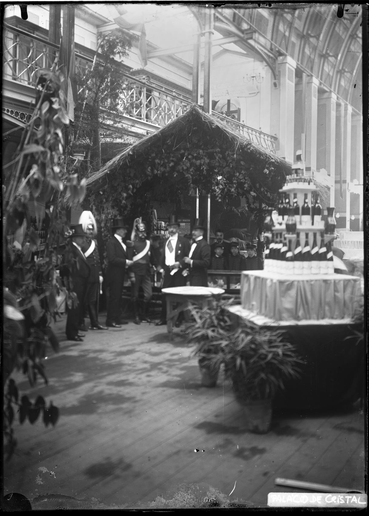 Exposição Agrícola de 1903 no Palácio de Cristal : vista parcial da exposição com figuras ilustres perto de um stand
