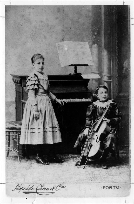 Guilhermina em criança com o seu violoncelo
