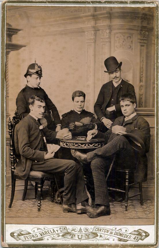 Grupo de rapazes a jogar às cartas