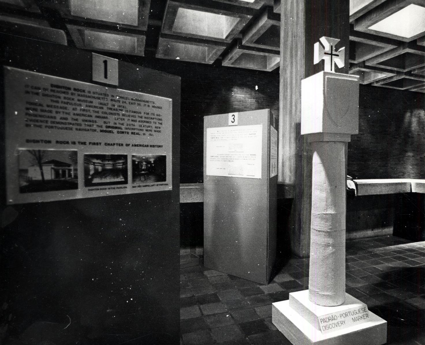 Vista de parte da exposição da Pedra de Dighton : com uma imagem do Padrão Português : Câmara de Boston