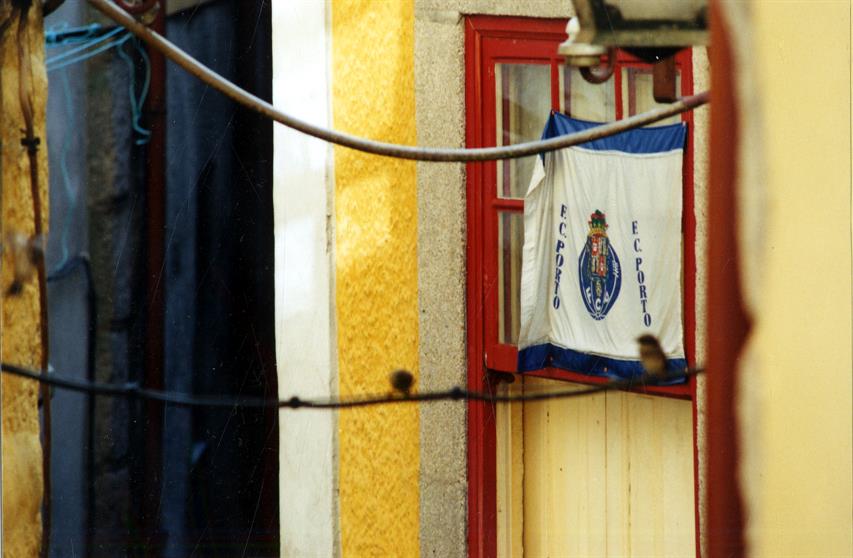 Bandeira do Futebol Clube do Porto numa janela da Rua dos Mercadores
