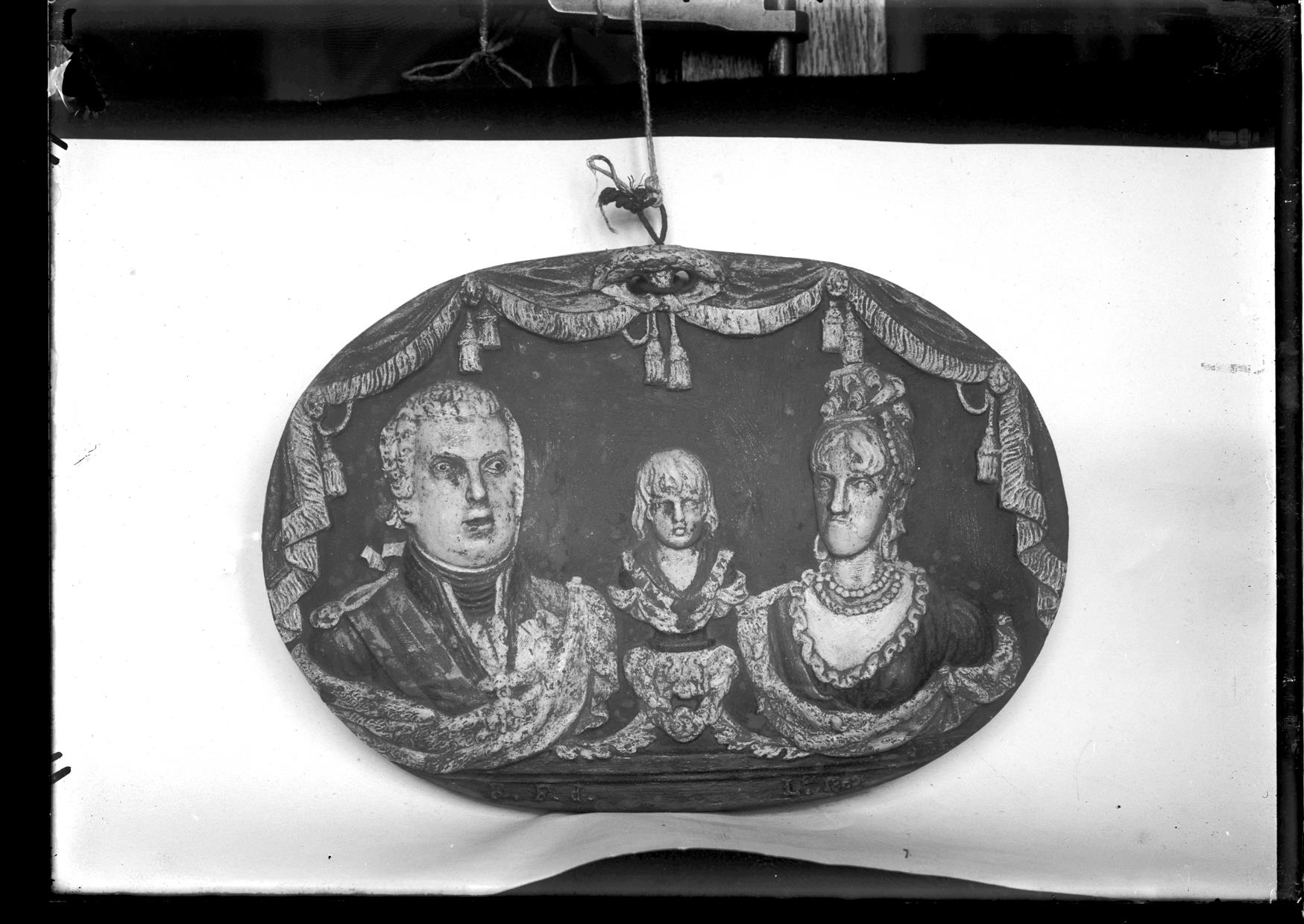 Baixo-relevo em cerâmica com os bustos de Dom João VI, do Infante Dom Pedro e de Dona Carlota Joaquina