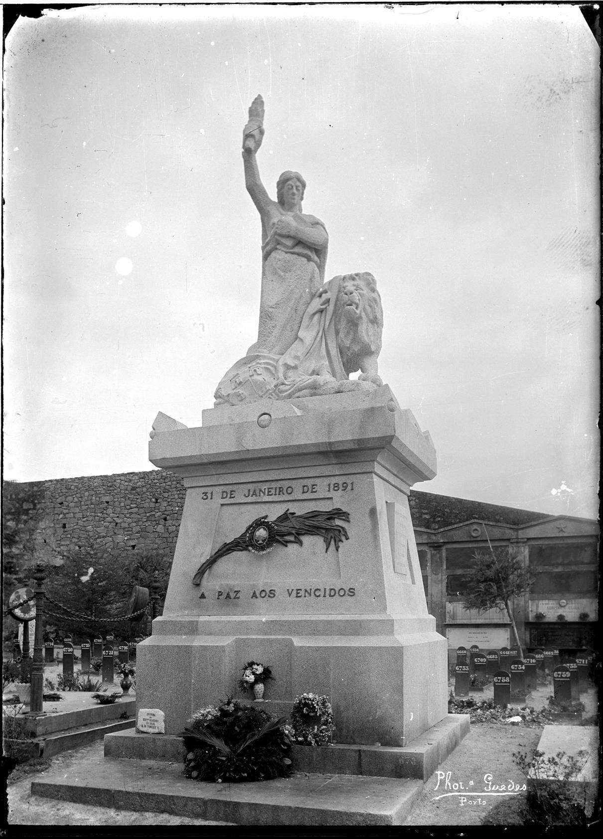 Cemitério do Prado do Repouso : estátua comemorativa aos vencidos do 31 de Janeiro