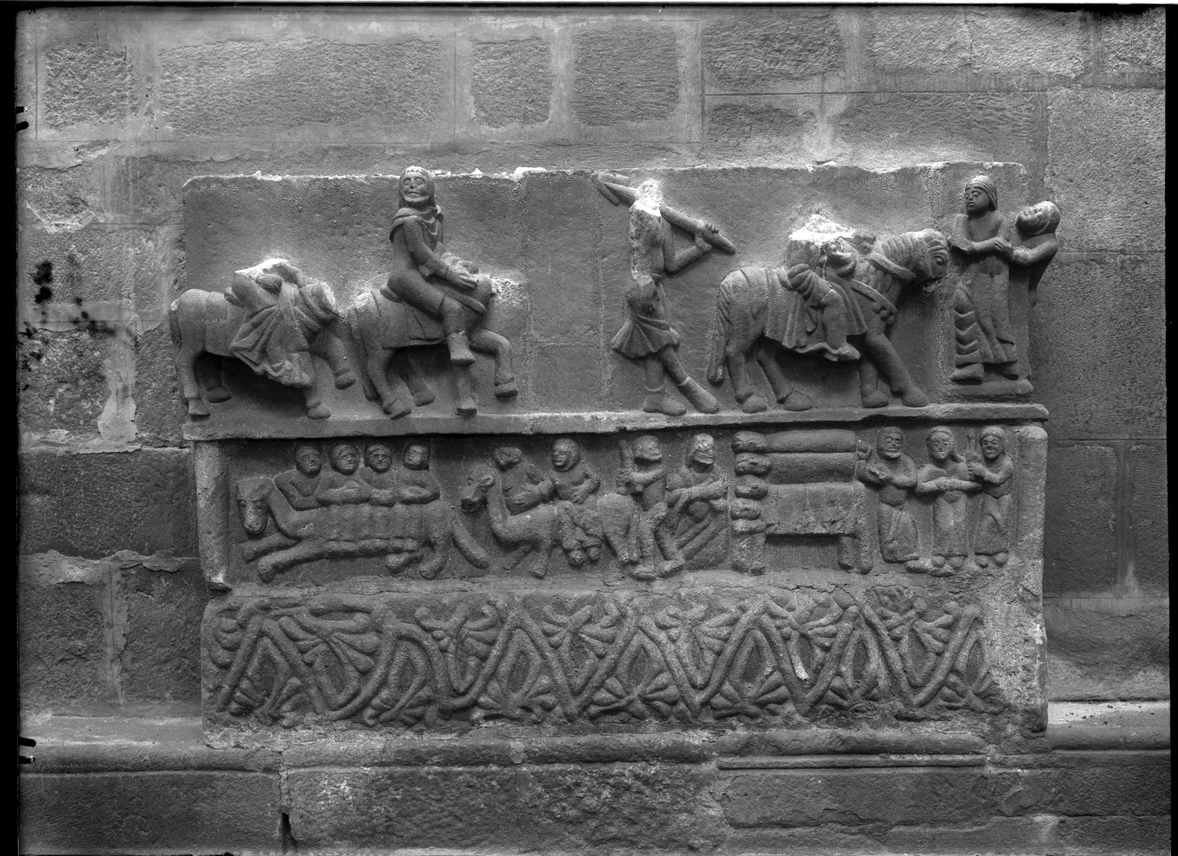 Baixo-relevo medieval em pedra