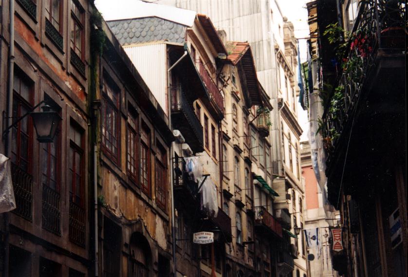 Fachadas de casas na Rua do Comércio do Porto