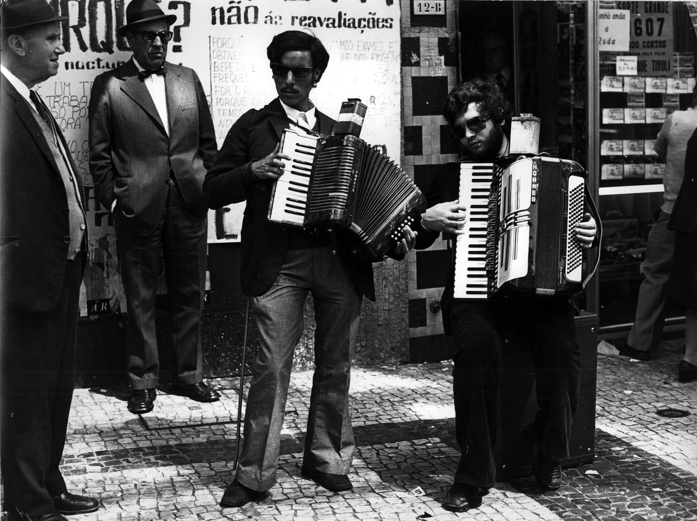 Acordionistas tocando na Rua Sampaio Bruno