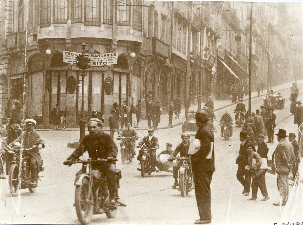 Corrida de motociclos na Rua 31de Janeiro