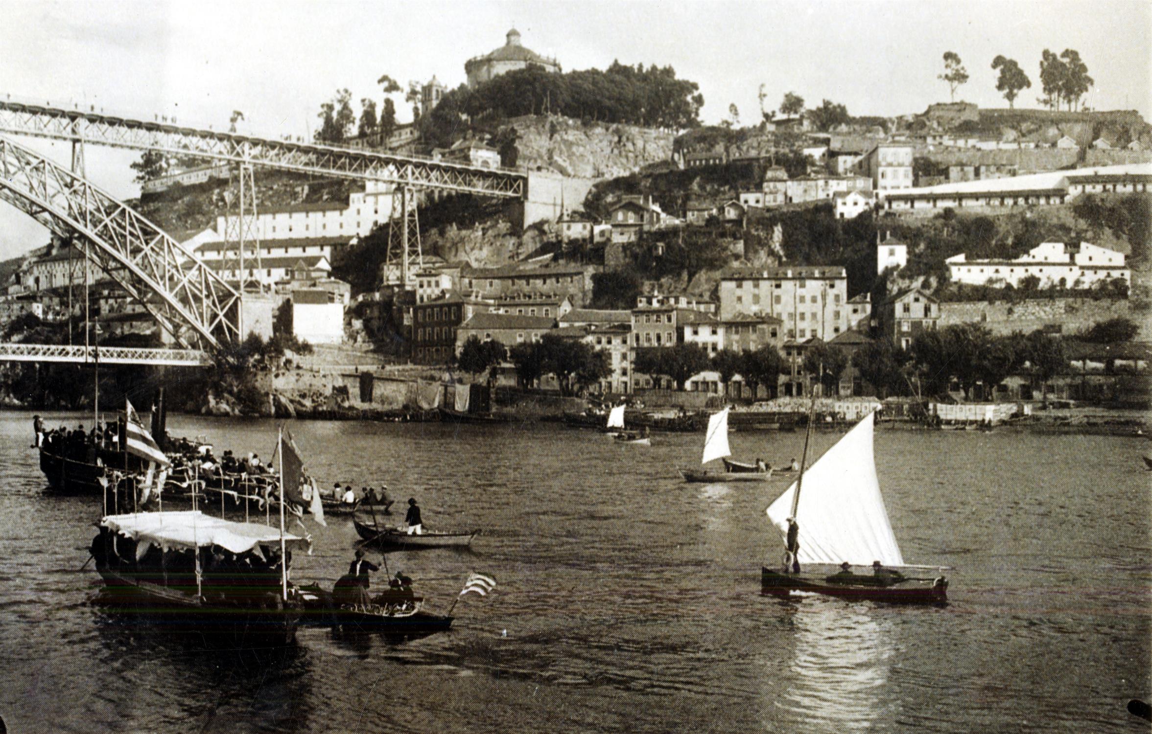 Excursão de barco do Clube Fluvial Portuense no Rio Douro