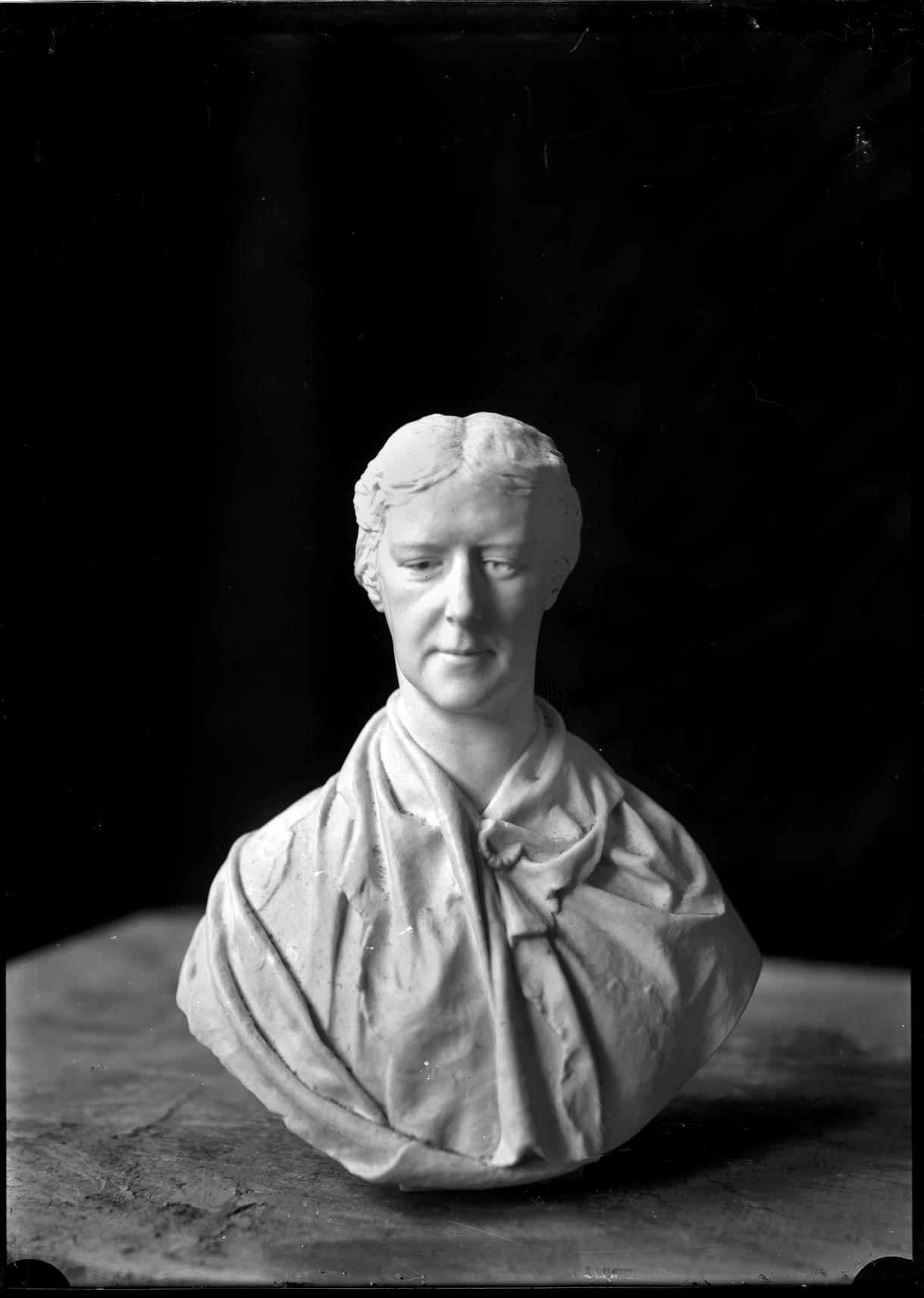 Escultura : "Busto de Senhora Inglesa : Mrs. Leech"