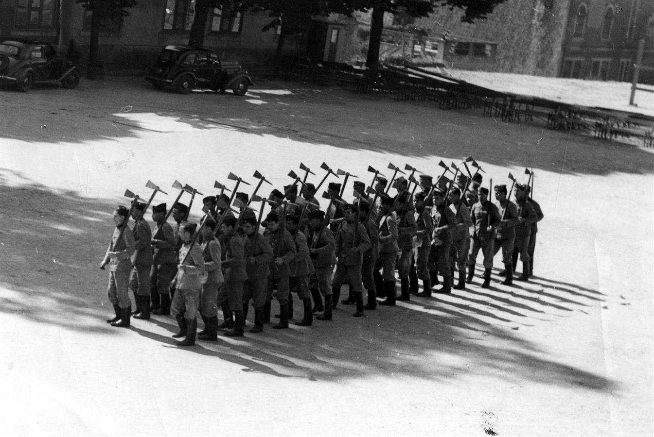 Batalhão de Sapadores Bombeiros : em desfile no quartel