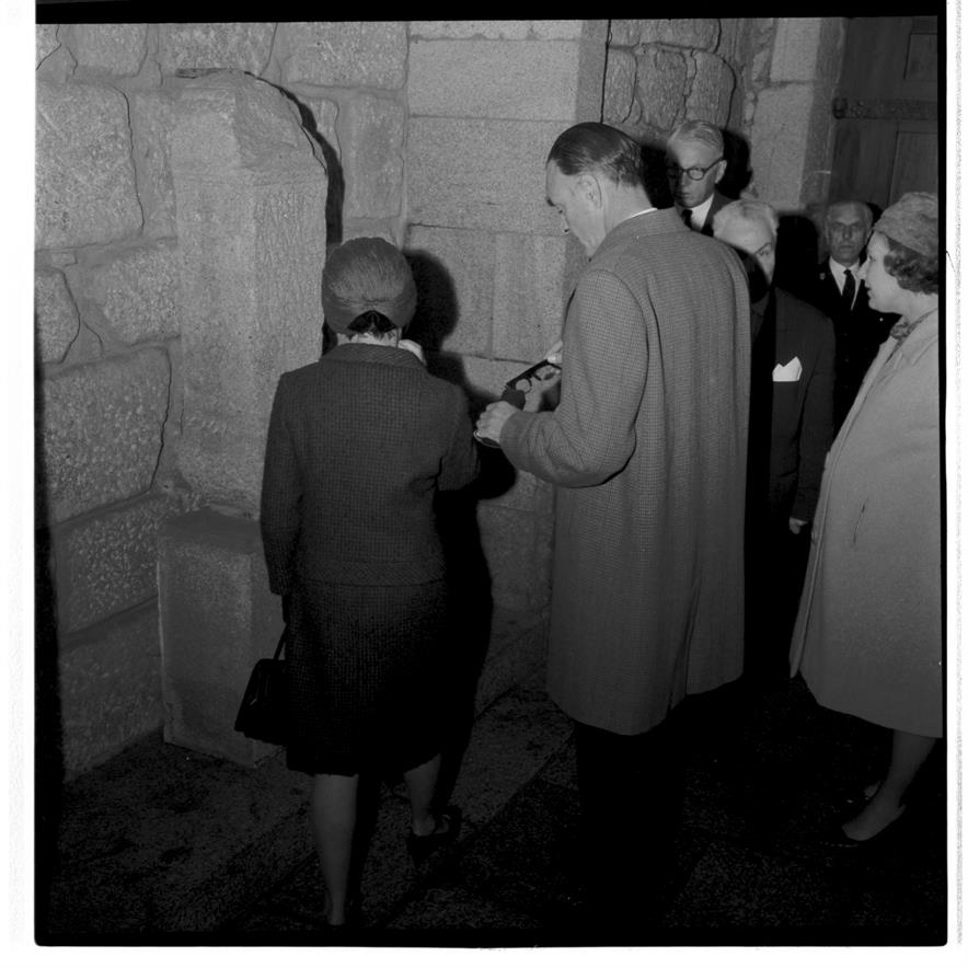 Visita do Embaixador Britânico à Casa do Infante : Anthony Lambert vendo uma coluna romana encontrada durante as escavações da Sé
