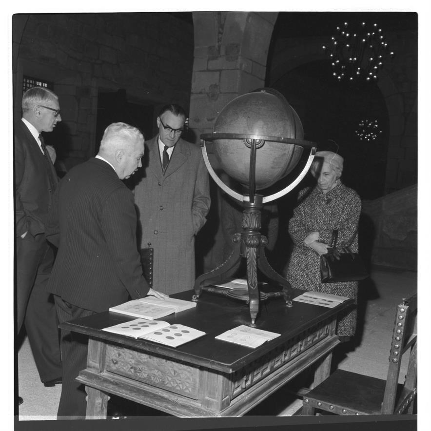 Visita do Embaixador Britânico à Casa do Infante : Anthony Lambert vendo documentação exposta e um globo terrestre