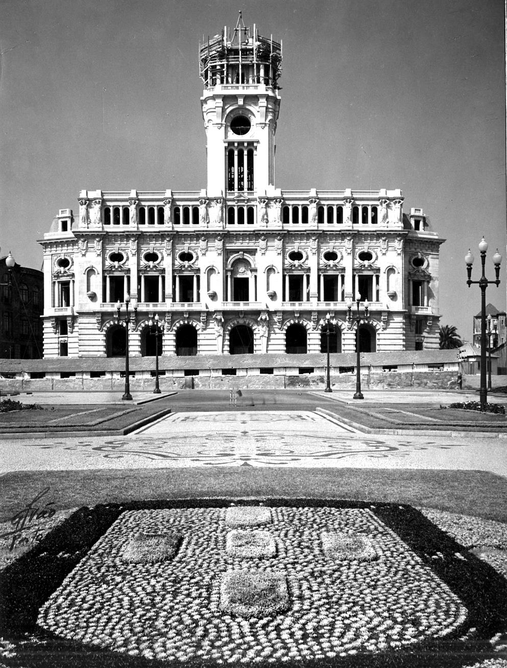 Construção da Câmara Municipal do Porto : Paços do Concelho : fachada voltada para a Praça do General Humberto Delgado
