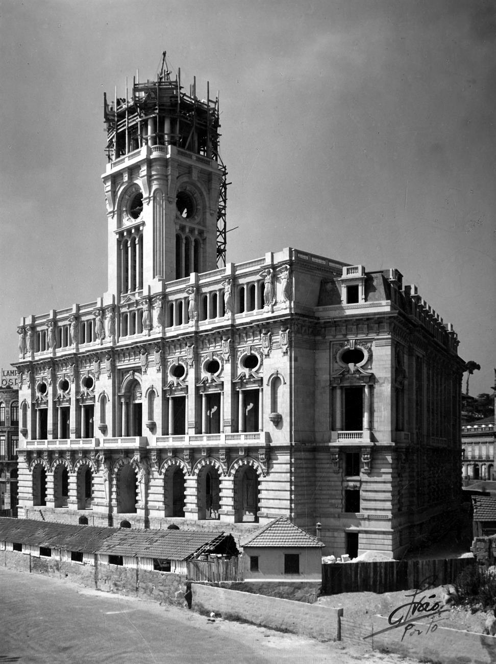 Construção da Câmara Municipal do Porto : Paços do Concelho : fachada voltada para a Praça do General Humberto Delgado