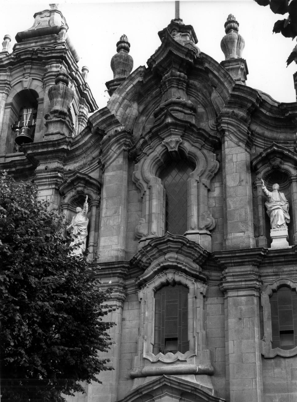 Um século de arquitectura e talha do Noroeste de Portugal : Braga : pormenor da fachada da igreja dos Congregados