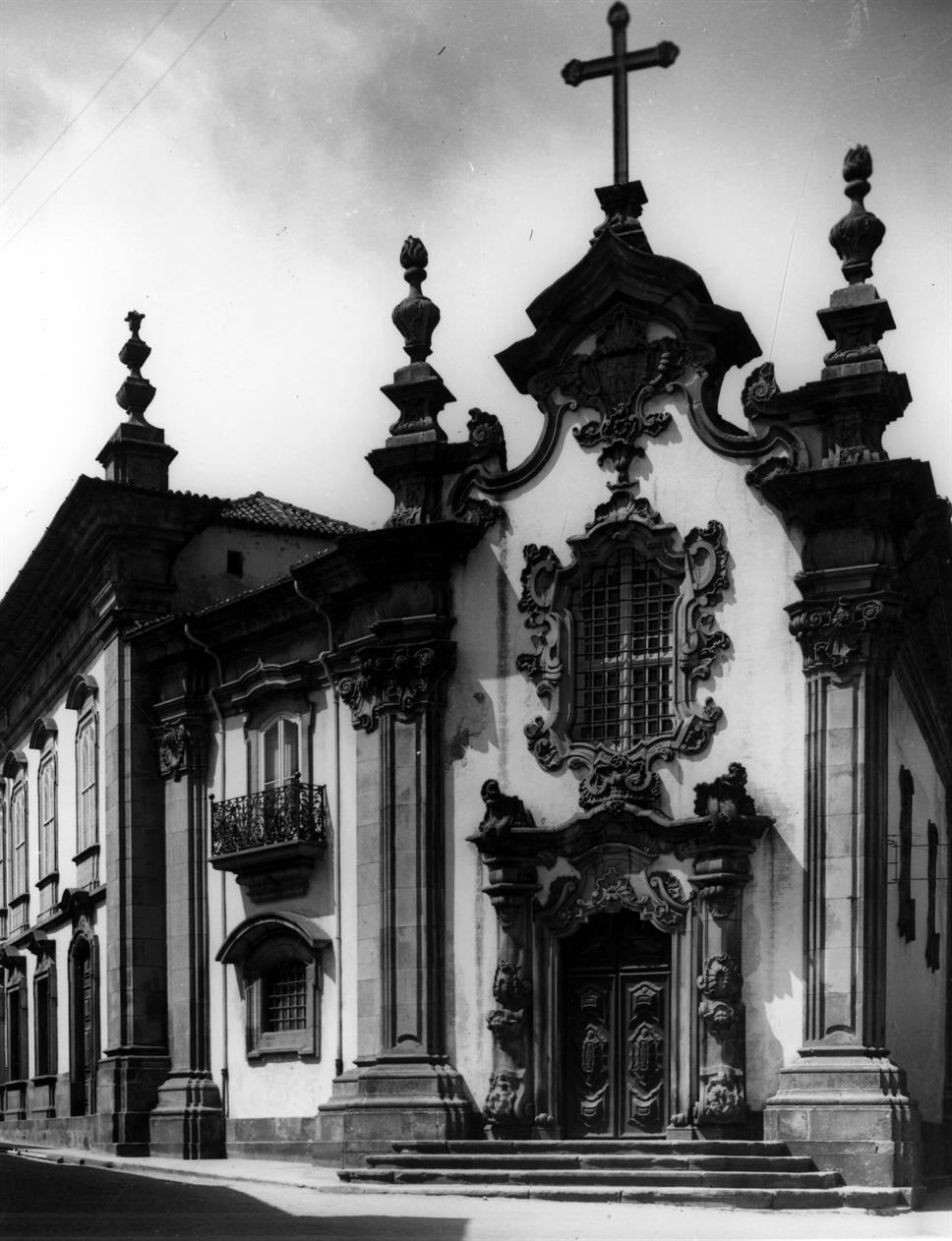 Um século de arquitectura e talha do Noroeste de Portugal : Viana do Castelo : fachada da capela do palácio dos Malheiros Reimões